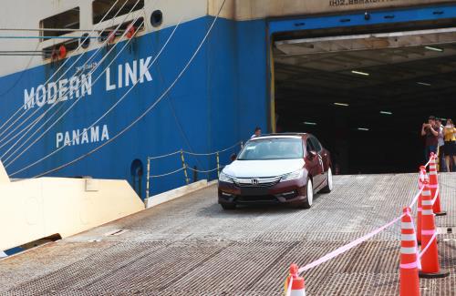 Ô tô trên tàu RORO được nhập khẩu, làm thủ tục tại cảng Tân Vũ, Hải Phòng ngày 8-10. Ảnh: Internet. 