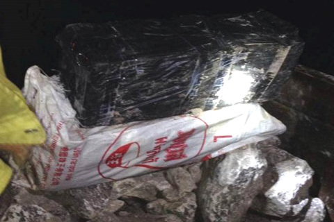 Tang vật 60 kg pháo do lực lượng Chi cục Hải quan cửa khẩu Cha Lo phối hợp phát hiện, thu giữ ngày 28/8/2016. Nguồn: PV.