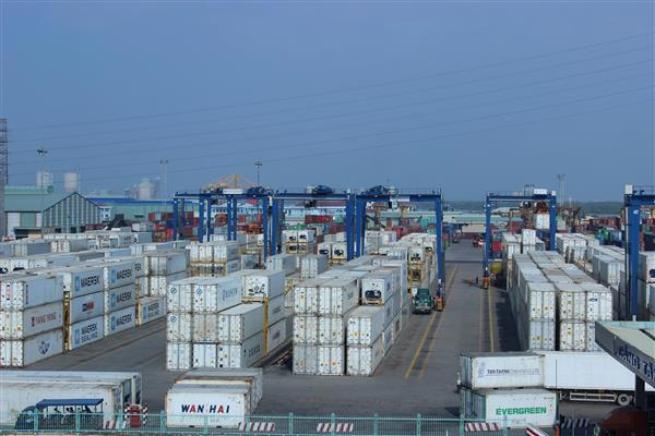 Hàng hóa XNK qua cảng Cát Lái TP. Hồ Chí Minh. Nguồn: PV.