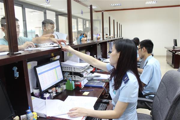 CBCC Hải quan Lạng Sơn hướng dẫn doanh nghiệp làm thủ tục hải quan. Nguồn: PV.