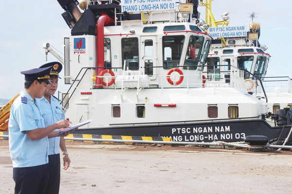 Công chức Chi cục Hải quan cửa khẩu cảng Dung Quất giám sát tàu hàng tại cảng. Nguồn: PV.