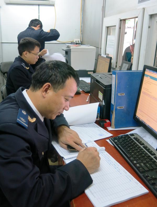 Hoạt động nghiệp vụ tại Chi cục Hải quan cửa khẩu quốc tế Cầu Treo - Cục Hải quan Hà Tĩnh. Nguồn: PV.