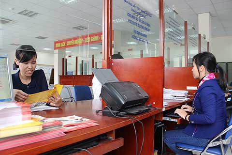 Tìm hiểu dịch vụ nộp thuế điện tử tại Chi cục Thuế quận Long Biên, Hà Nội. Nguồn: PV.