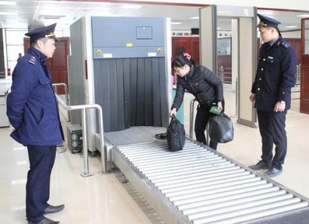 Cán bộ Hải quan Lạng Sơn kiểm tra soi chiếu hành lý của khách xuất nhập cảnh. Nguồn: PV.