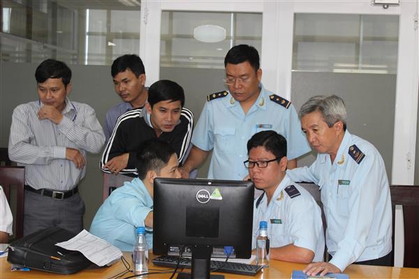 Cơ quan Hải quan trao đổi triển khai giám sát Hải quan điện tử tại cảng Cát Lái sáng 26-12. Nguồn: PV.