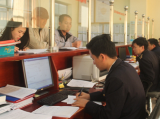 Cán bộ Hải quan Quảng Ninh hoàn thiện thủ tục thông quan hàng hóa cho doanh nghiệp. Nguồn: PV.