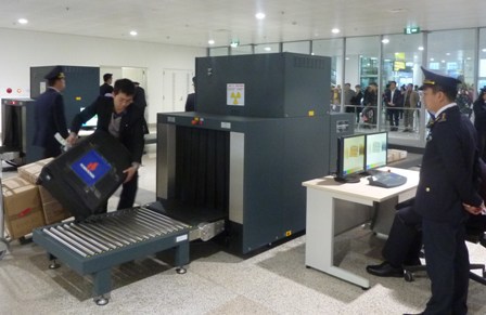 Cán bộ Hải quan sân bay Nội Bài (Hà Nội) giám sát, soi chiếu hành lý của du khách. 