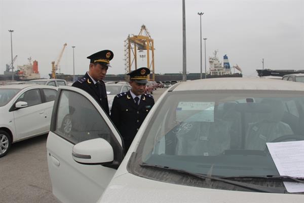 CBCC Hải quan kiểm tra ô tô NK tại Cảng Cái Lân. Nguồn: PV.