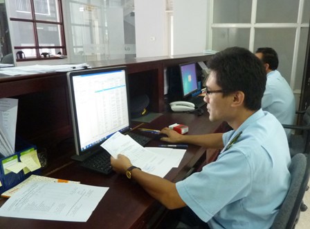 Cán bộ Hải quan Thừa Thiên Huế rà soát tờ khai của DN phục vụ công tác hậu kiểm. Nguồn: PV.