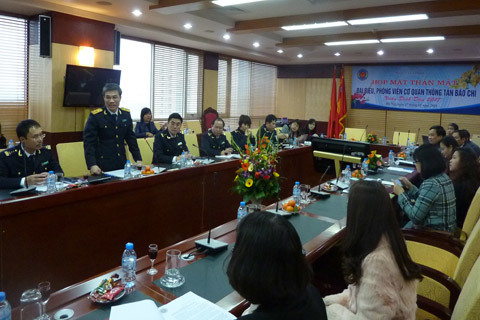 Phó Tổng cục trưởng Nguyễn Dương Thái chia sẻ với đại diện cơ quan báo chí về những mục tiêu phấn đấu của ngành Hải quan năm 2017.