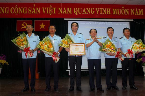Phó Tổng cục trưởng Hoàng Việt Cường khen thưởng cho Chi cục Hải quan sân bay quốc tế Tân Sơn Nhất. Nguồn: PV.