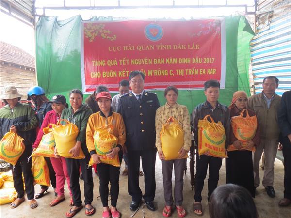 Cán bộ Hải quan Đắk Lắk trao quà cho đồng bào buôn Mrông C. Nguồn: PV.