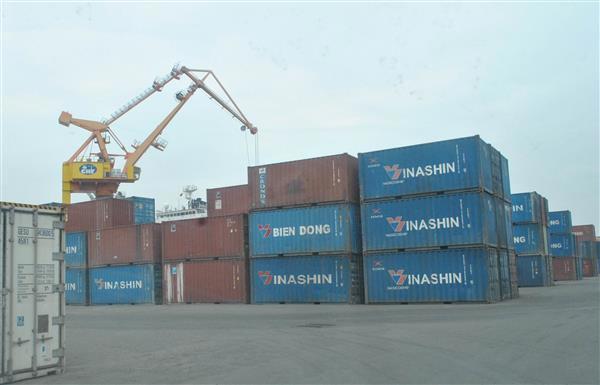 Hàng hóa tồn đọng ở cảng Hải Phòng có cả hàng hóa của Vinashin. Nguồn: PV.
