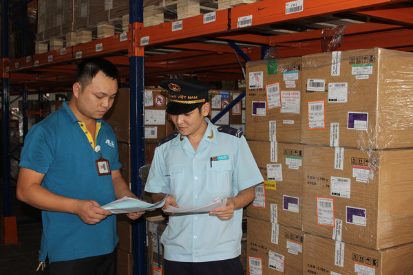 Hoạt động giám sát hải quan tại Cảng hàng không kéo dài Yên Bình, Chi cục Hải quan Thái Nguyên- Cục Hải quan Bắc Ninh. Nguồn: PV.