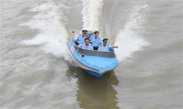 Công chức Cục Hải quan An Giang tuần tra kiểm soát trên sông Hậu. Nguồn: PV.