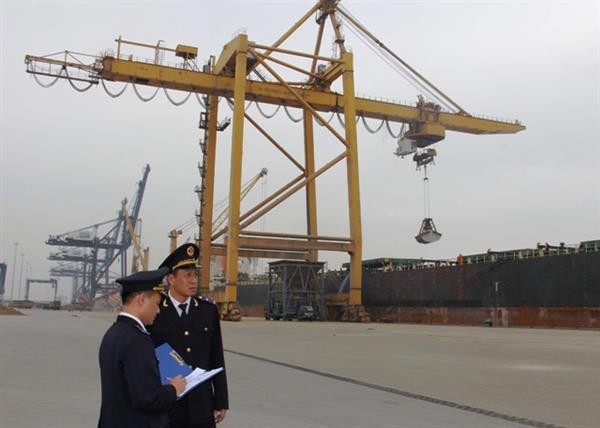 Hoạt động nghiệp vụ hải quan tại Cảng Cái Lân (Quảng Ninh). Nguồn: PV.