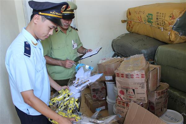 Lực lượng Hải quan, Quản lý thị trường Quảng Ninh thường xuyên phối hợp bắt giữ nhiều vụ vận chuyển hàng hóa nhập lậu trên địa bàn thành phố. Nguồn: PV.