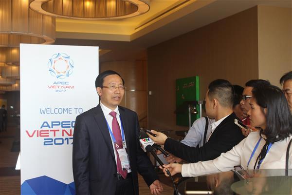 Tổng cục trưởng Tổng cục Hải quan Nguyễn Văn Cẩn trả lời phỏng vấn bên lề cuộc họp. Nguồn: PV.