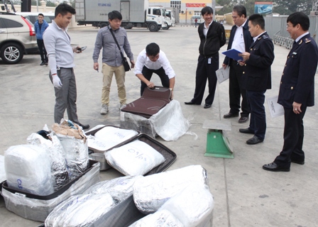 Lực lượng hải quan tiến hành khám xét lô hàng lậu vận chuyển qua đường hàng không từ Kenya về Việt Nam. Nguồn: Cục Điều tra chống buôn lậu