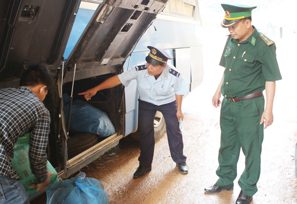 Hải quan và Biên phòng cửa khẩu Cha Lo (Quảng Bình) phối hợp kiểm tra hàng hóa, phương tiện xuất nhập khẩu. Nguồn: PV.