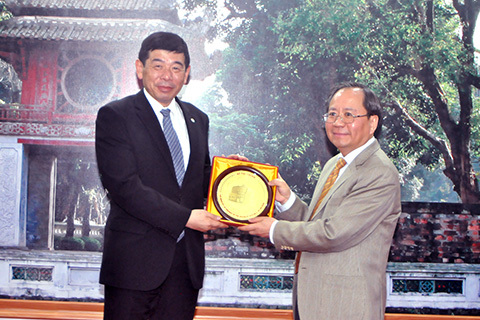 Thứ trưởng Đỗ Hoàng Anh Tuấn (bên phải) và Tổng Thư ký Tổ chức Hải quan thế giới (WCO) Kunio Mikuriya. Nguồn: PV.