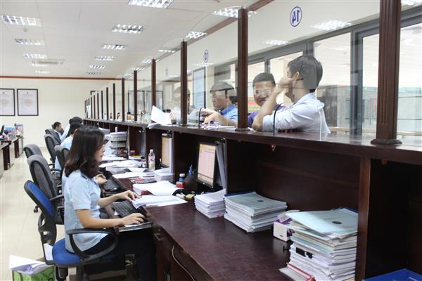 Công chức Hải quan Hữu Nghị (Hải quan Lạng Sơn) hướng dẫn doanh nghiệp làm thủ tục hải quan. Nguồn: PV.