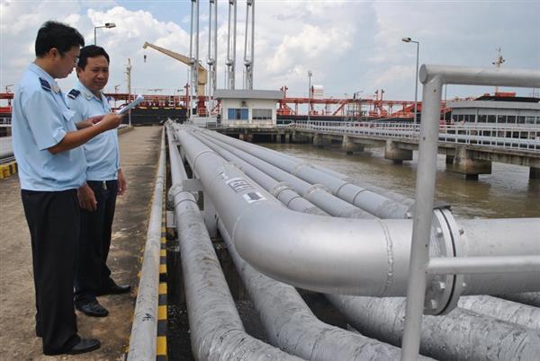 Hải quan cảng Sài Gòn KV3 giám sát xăng dầu xuất nhập khẩu. Nguồn: PV.