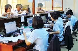 Cán bộ Hải quan Quảng Ninh giải quyết thủ tục nhập khẩu cho doanh nghiệp. Nguồn: PV.