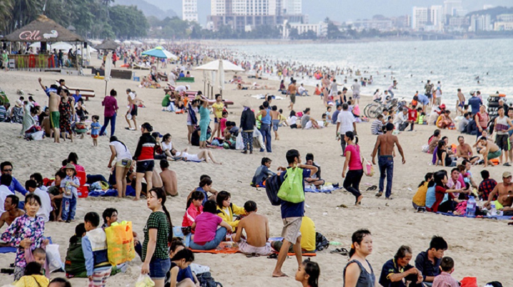Lượng khách du lịch đổ về Nha Trang góp phần tạo ra định hướng thay đổi bộ mặt phố biển