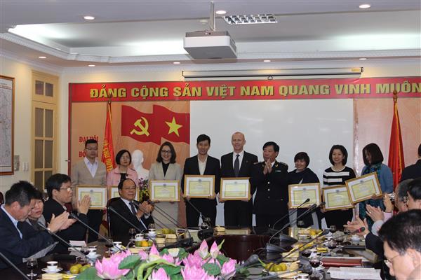 Cục trưởng Hải quan Hà Nội Nguyễn Văn Trường trao Giấy khen cho các doanh nghiệp tiêu biểu. Nguồn: PV.