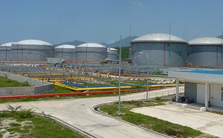 Quang cảnh kho chứa xăng dầu nhập khẩu tại cảng Vân Phong, Khánh Hòa. Nguồn: PV.