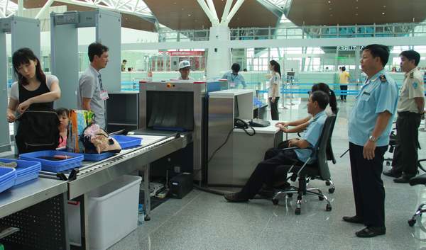 CBCC Chi cục Hải quan CKSBQT Đà Nẵng làm thủ tục cho khách xuất nhập cảnh tại nhà ga mới.