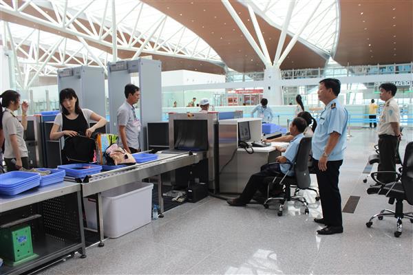 Công chức Chi cục Hải quan cửa khẩu sân bay quốc tế Đà Nẵng phối hợp với các lực lượng chức năng tại sân bay kiểm tra hành lý của khách XNC. Nguồn: PV.