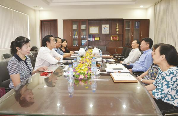 Lãnh đạo Chi cục Hải quan sân bay Tân Sơn Nhất làm việc với ban Giám đốc Công ty Sapharco. Nguồn: PV.