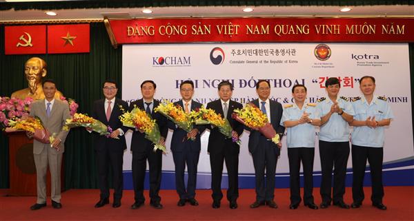 Phó Tổng cục trưởng Hoàng Việt Cường (thứ ba từ phải sang) tặng hoa cảm ơn các đại biểu tham dự. Nguồn: PV.