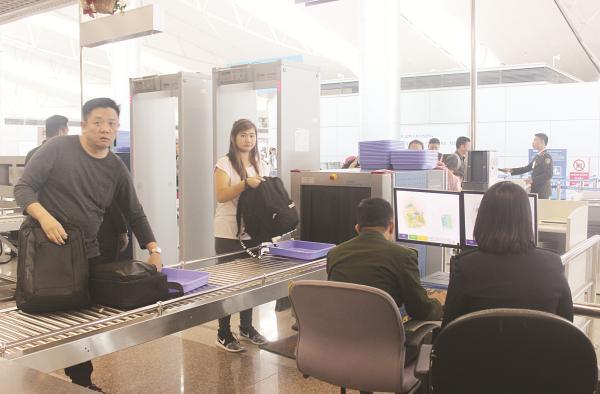 Hải quan sân bay Tân Sơn Nhất làm thủ tục cho khách xuất cảnh. Nguồn: PV.