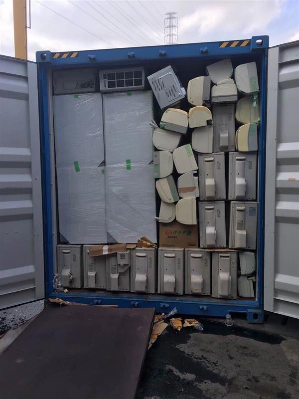 Container chứa đầy hàng cấm do Hải quan phát hiện tại cảng Cát Lái. Nguồn: PV.