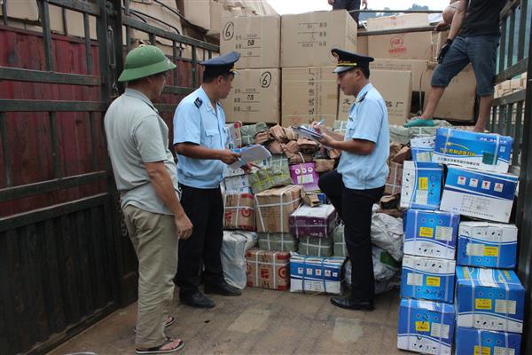 CBCC Hải quan Lạng Sơn kiểm tra thực tế hàng hóa tại cửa khẩu Hữu Nghị. Nguồn: PV.
