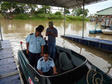 Cán bộ Hải quan cửa khẩu Tịnh Biên chuẩn bị đội hình tuần tra chống buôn lậu trên kênh Vĩnh Tế. Nguồn: PV.