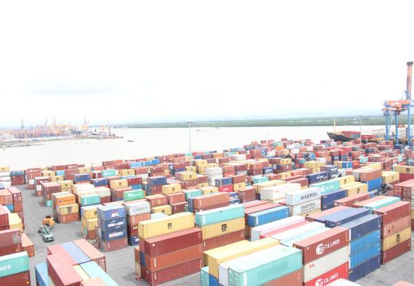 Hàng hóa xuất nhập khẩu tại cảng Nam Hải Đình Vũ, Hải Phòng. Nguồn: PV.