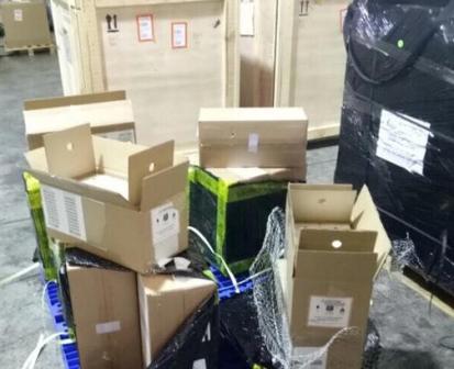 Lô hàng 178 chiếc Iphone 7 được kiểm tra xác nhận tại sân bay quốc tế Nội Bài, sau đó bị đánh tráo hàng bằng kem đánh răng, hàng tạp hóa. Nguồn: PV.