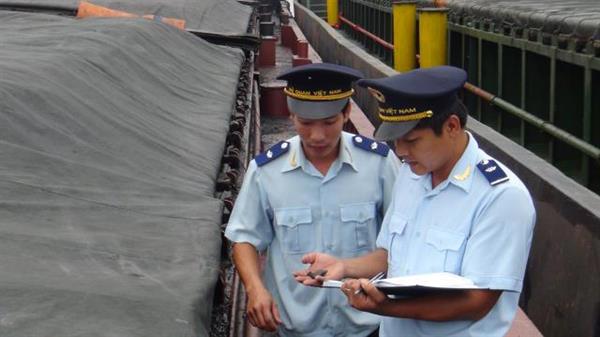 Nhiều vụ vận chuyển trái phép than lậu đã bị lực lượng Hải quan phát hiện bằng giữu trên vùng biển Quảng Ninh. Nguồn: PV.