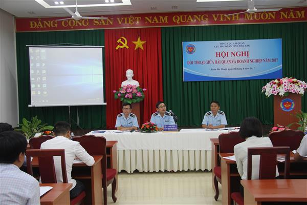 Lãnh đạo Cục Hải quan Đắk Lắk giải đáp vướng mắc cho doanh nghiệp. Nguồn: PV.