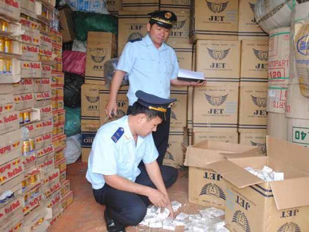Cán bộ Hải quan Quảng Trị kiểm kê, xử lý hàng buôn lậu. Nguồn: PV.
