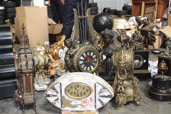 Nhiều loại đồng hồ, chân đèn... cũ có xuất xứ từ Pháp đã bị lực lượng Hải quan phát hiện bắt giữ trước đó. Nguồn: PV.