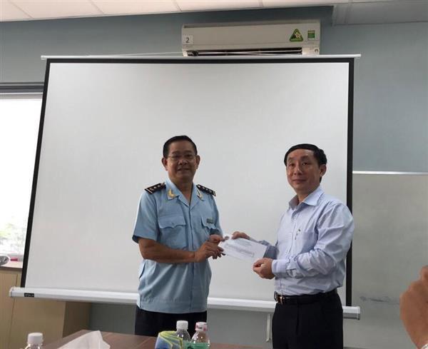 Phó Tổng cục trưởng Hoàng Việt Cường thưởng nóng cho Đội Kiểm soát Hải quan. Nguồn: PV.