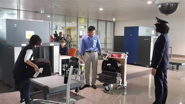 Hành khách xuất nhập cảnh tại sân bay quốc tế Nội Bài. Nguồn: PV.