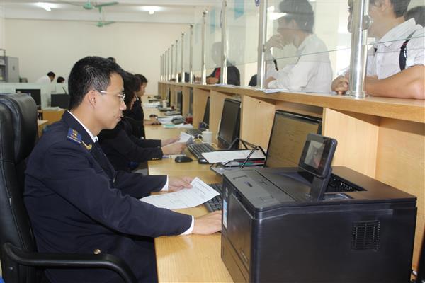 Hoạt động nghiệp vụ tại Chi cục Hải quan chuyển phát nhanh (Hà Nội). Nguồn: PV.
