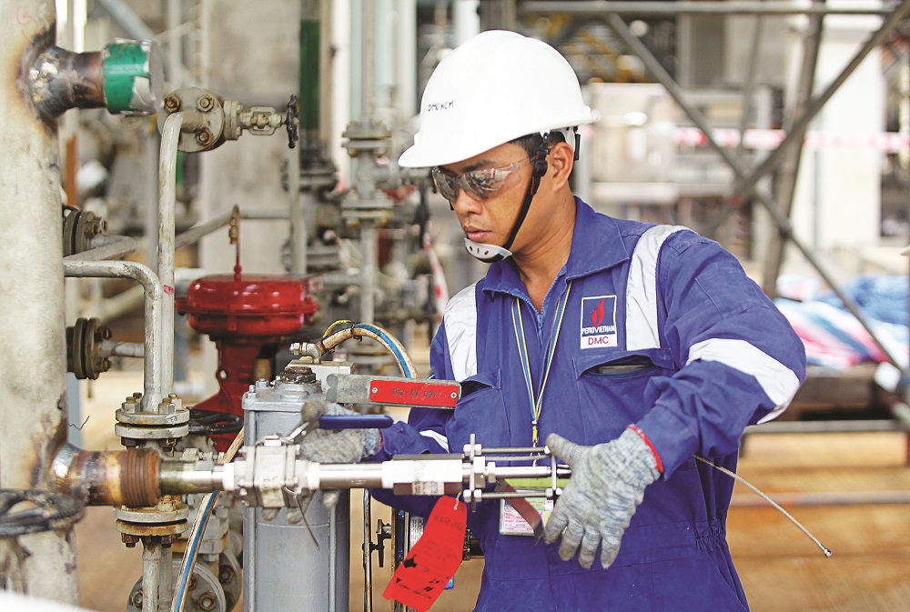 Kỹ sư DMC lắp đặt hệ thống đo ăn mòn tại Nhà máy lọc dầu Dung Quất.