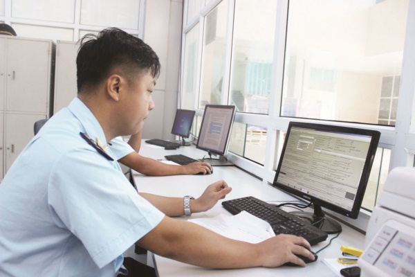 công chức Hải quan Cao Bằng kiểm tra thông tin trên tờ khai hải quan điện tử. Nguồn: PV.